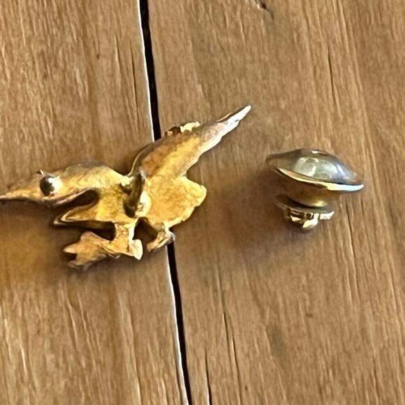 Vintage Gold Tone Eagle Pin. Wings Spread. Flying. Birds. jewelry - Picture 3 of 4